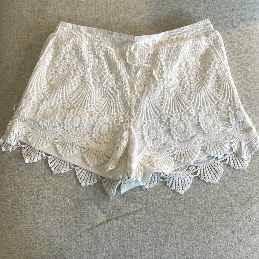 White lace shorts- in very good condition